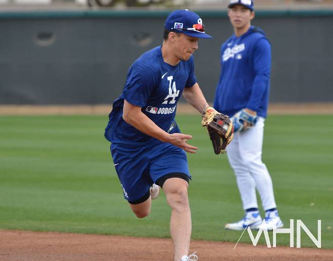 (김혜성(오른쪽)이 토미 에드먼의 수비연습하는 모습을 뒤에서 유심히 지켜보고 있다)