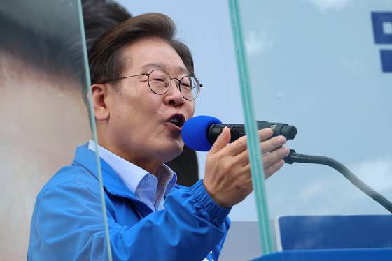 더불어민주당 이재명 대선 후보가 지난 21일 인천광역시 서구 청라동 유세에서 시민들에게 지지를 호소하고 있다. 〈사진=연합뉴스〉
