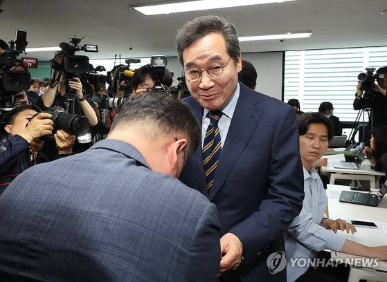 새미래민주당 이낙연 상임고문이 27일 서울 여의도 중앙당사에서 열린 긴급 기자회견을 마친 뒤 나오며 국민의힘 김문수 후보 비서실장인 김재원 전 의원의 인사를 받고 있다. 〈사진=연합뉴스〉