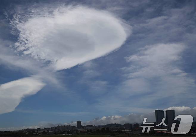 제주 하늘에 뜬 렌즈구름(자료사진)/뉴스1