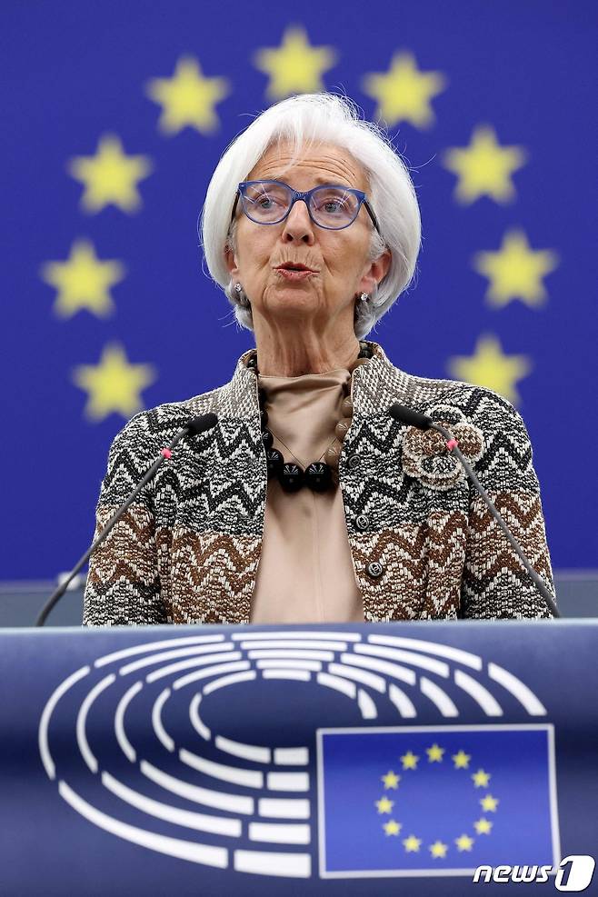 크리스틴 라가르드 유럽중앙은행(ECB) 총재가 26일(현지시간) 프랑스 스트라스부르에서 열린 'ECB 2022 연례 보고서' 토론에서 "현재의 디스인플레이션이 계속되겠지만 통화정책위원회는 물가를 목표치 2%로 지속 가능하게 이끌 수 있다는 확신이 필요하다＂고 밝히고 있다. 2024. 2. 27 ⓒ AFP=뉴스1 ⓒ News1 우동명 기자