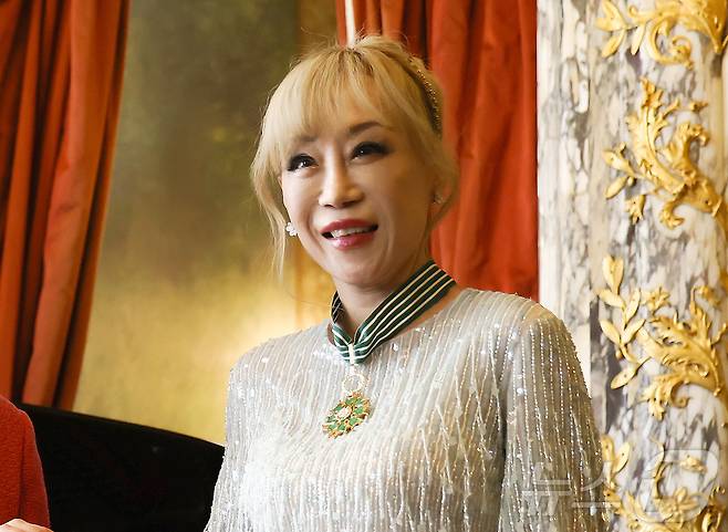 소프라노 조수미가 26일(현지시간) 프랑스 파리 오페라 코미크 극장(Opéra Comique)에서 한국계 플뢰르 펠르렝 전 프랑스 문화부 장관에게 프랑스 문화예술공로훈장 최고 등급인 코망되르(Commandeur)를 수여받은 뒤 함께 기념 촬영을 하고 있다. 2025.5.26/뉴스1 ⓒ News1 이준성 기자