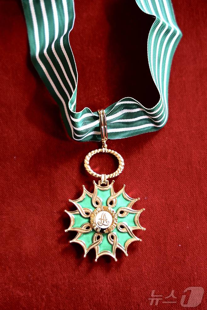 26일(현지시간) 프랑스 파리 오페라 코미크 극장(Opéra Comique)에서 열린 조수미의 프랑스 문화예술공로훈장 최고 등급인 코망되르(Commandeur) 수여식이 열려, 훈장이 단상에 놓여져 있다. 2025.5.26/뉴스1 ⓒ News1 이준성 기자