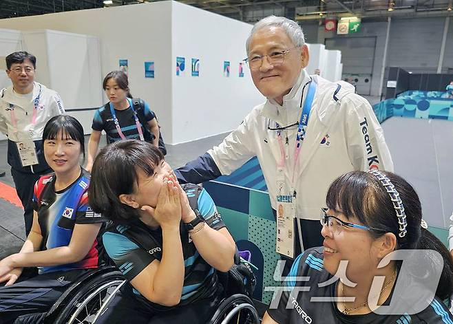 유인촌 문화체육관광부 장관이 29일(현지시간) 프랑스 파리 아레나 파리 수드에서 파리패럴림픽 대한민국 탁구대표팀을 격려하고 있다.(문화체육관광부 제공) 2024.8.31/뉴스1 ⓒ News1 민경석 기자