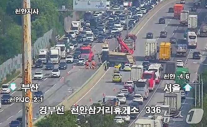 중앙분리대 들이받은 덤프트럭. (한국도로공사 CCTV 갈무리)
