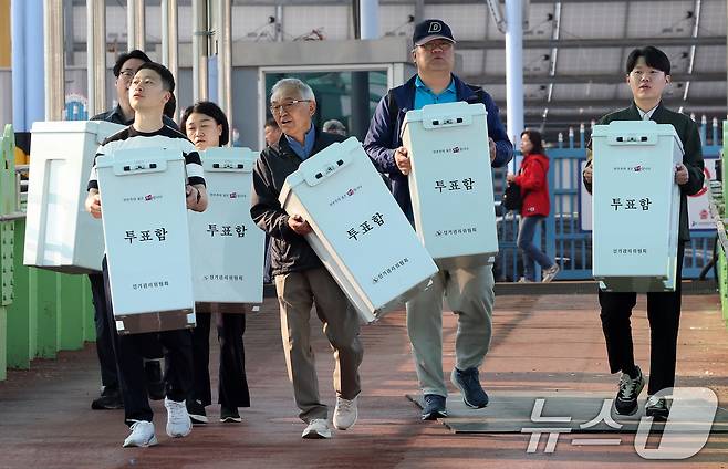 제21대 대통령선거를 일주일 앞둔 27일 오전 인천 중구 인천항 연안여객터미널에서 옹진군선거관리위원회 관계자들이 서해5도 지역으로 이송할 투표함을 여객선으로 옮기고 있다. 2025.5.27/뉴스1 ⓒ News1 이동해 기자