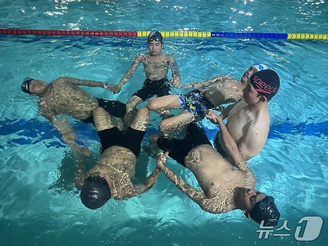 포항해양경찰서가 포항항에 입항한 외국 국적 선원들의 안전한 선상 생활을 지원하기 위해 생존 수영과 각종 응급사고에 대비한 교육을 실시하고 있다. (포항해양경찰서 제공, 재판매 및 DB 금지)