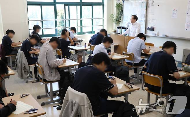 고등학교 3학년 수험생들이 시험 답안지를 작성하고 있다. /뉴스1 ⓒ News1 사진공동취재단