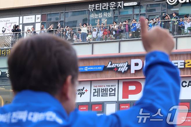 이재명 더불어민주당 대통령 후보가 24일 오후 경기도 시흥시 배곧아브뉴프랑센트럴광장에서 시민들에게 지지를 호소하고 있다. (공동취재) 2025.5.24/뉴스1 ⓒ News1 이재명 기자