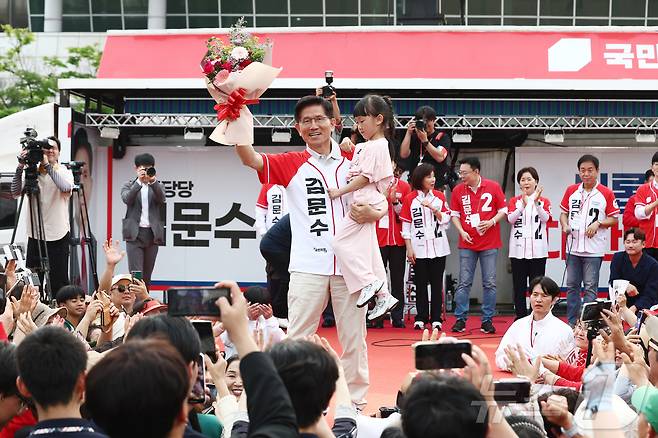 김문수 국민의힘 대통령 후보가 21일 경기 동두천시 지행역 광장에서 유세를 하고 있다. 2025.5.21/뉴스1 ⓒ News1 김민지 기자