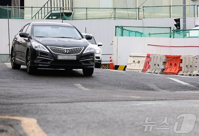 서울 영등포구 신안산선 신풍역 공사장 근처 도로가 솟아올라 있다. 2025.4.14/뉴스1 ⓒ News1 김도우 기자