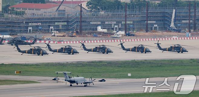 23일 경기 평택시 팽성읍 주한미군기지 캠프 험프리스에 정찰기 RC-12X 가드레일이 이륙하고 있다. 2025.5.23/뉴스1 ⓒ News1 김영운 기자