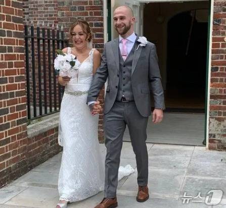 튀르키예 여행중 숨진 베스 마틴(28)과 그의 남편인 루크. (사진은 고펀드미 페이지 갈무리)