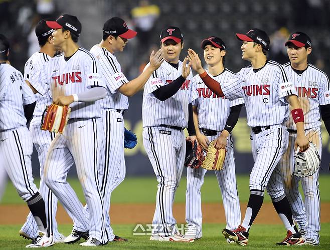 LG 선수들이 15일 잠실구장에서 열린 2025 KBO리그 키움과 경기에서 승리한 후 하이파이브를 하고 있다. 잠실 | 박진업 기자 upandup@sportsseoul.com