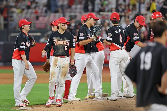 KIA 선수들이 22일 수원케이티위즈파크에서 열린 2025 KBO리그 KT전 승리 후 하이파이브 하고 있다. 사진 | KIA 타이거즈