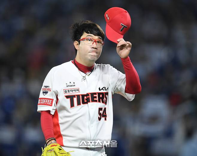 KIA 선발투수 양현종이 팬들에게 모자를 벗고 인사를 하고 있다. 광주 | 최승섭기자 thunder@sportsseoul.com