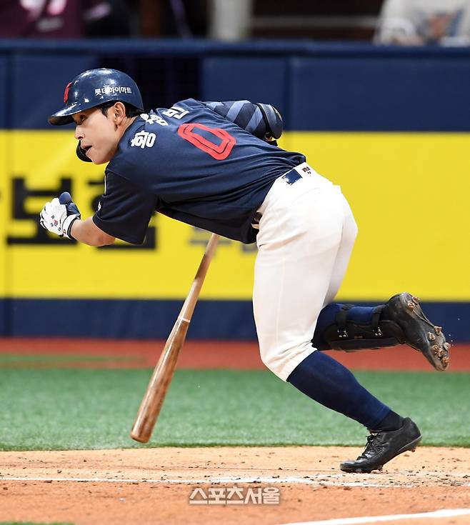 롯데 황성빈이 1일 고척스카이돔에서 열린 2025 KBO리그 키움과 경기 4회초 2사 3루 상황에서 롯데 선발 조영건을 상대로 1타점 내야안타를 치고 있다. 고척 | 박진업 기자 upandup@sportsseoul.com