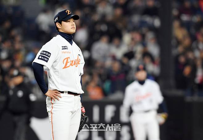 한화 선발투수 문동주가 2일 대전 한화생명 볼파크에서 열린 2025 KBO리그 롯데와 경기 2회초 무사 롯데 윤동희에게 선제 솔로 홈런을 허용한 뒤 아쉬워하고 있다. 대전 | 박진업 기자 upanddup@sportsseoul.com