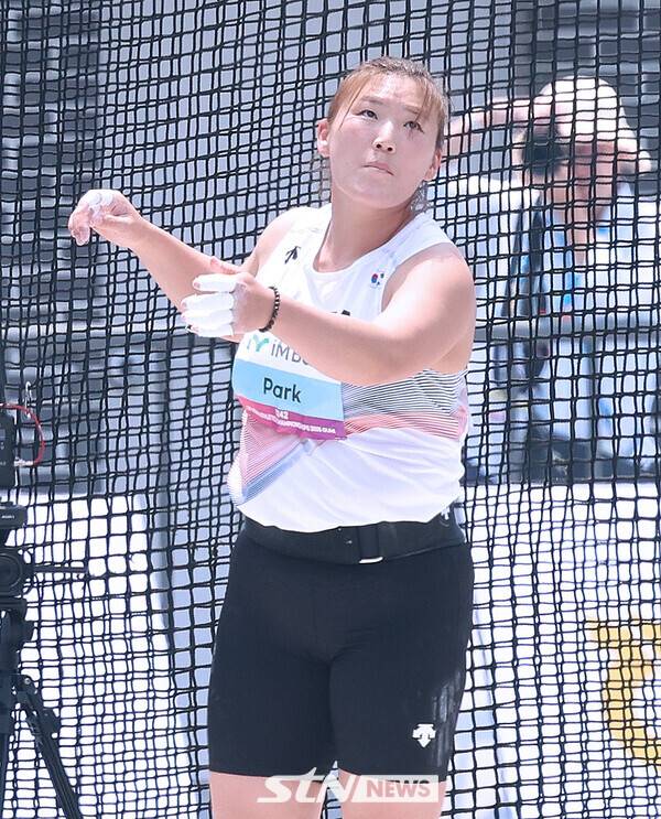 27일 오후 경북 구미시민운동장에서 열린 '2025 구미아시아육상선수권' 여자 해머던지기 결선에 출전한 박서진. 사진┃강명호 기자