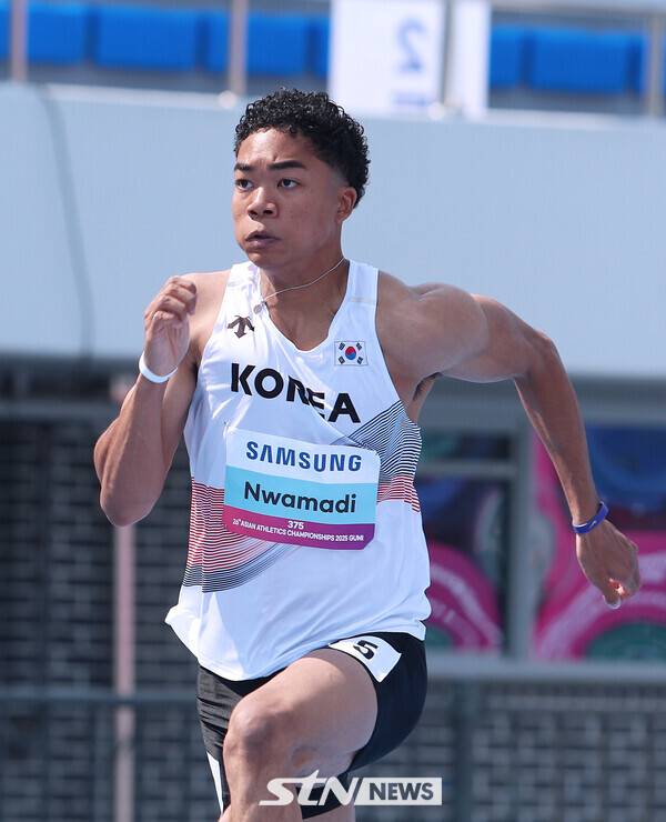 27일 경북 구미시민운동장에서 열린 '2025 구미아시아육상선수권대회' 남자 100m 예선에 출전한 나마디 조엘 진이 쾌속 질주 중이다. 사진┃강명호 기자