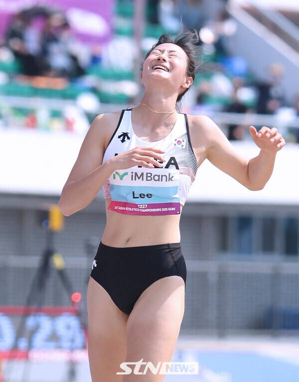 27일 경북 구미시민운동장에서 열린 '2025 구미아시아육상선수권대회'가 열린 가운데 여자 세단뛰기 결선에 출전한 이희진이 얼굴을 감싸고 아쉬워 하고 있다. 사진┃강명호 기자