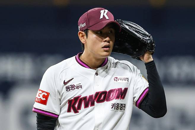 피치컴 신호를 듣고 있는 키움 투수 조영건. 사진제공= 키움 히어로즈