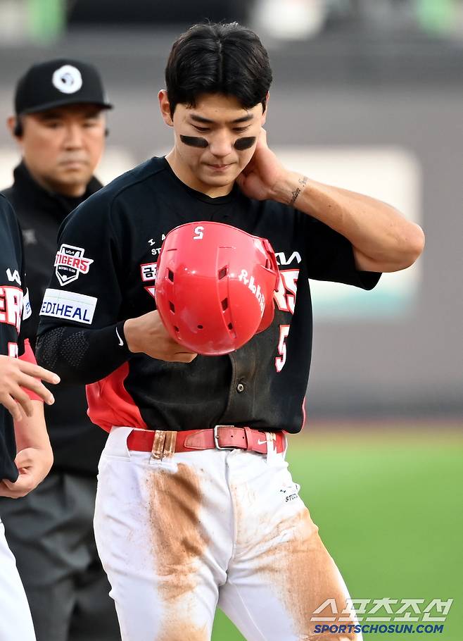 22일 수원KT위즈파크에서 열린 KIA와 KT의 경기,  1회초 1사 2루 KIA 김도영이 적시타를 치고 3루로 뛰다 KT 3루수 권동진과 충돌해 고통스러워 하고 있다. 수원=허상욱 기자wook@sportschosun.com/2025.05.22/