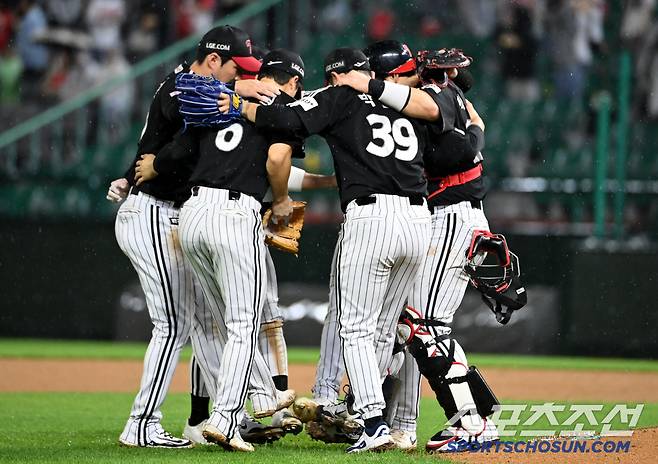 23일 인천SSG랜더스필드에서 열린 LG와 SSG의 경기, LG가 3대2로 승리했다. 승리의 기쁨을 나누는 LG 선수들의 모습. 인천=허상욱 기자wook@sportschosun.com/2025.05.23/
