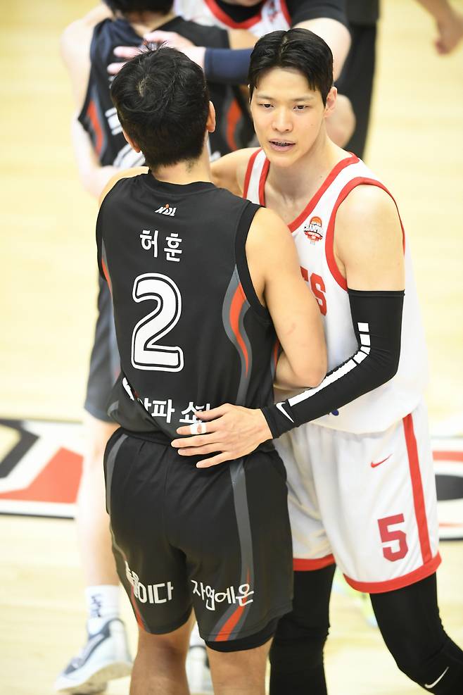 KT 허훈과 SK 김선형. 사진제공=KBL