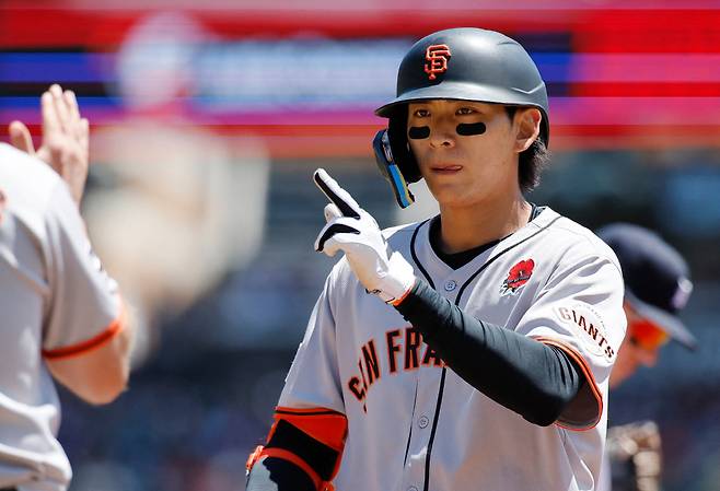 이정후가 1회초 좌전안타로 찬스를 1,2루 연결한 뒤 1루에서 기쁨의 제스처를 취하고 있다. AFP연합뉴스