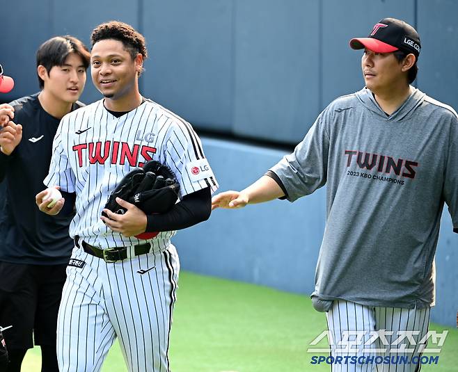 27일 잠실야구장에서 열린 한화와 LG의 경기, LG 에르난데스가 불펜피칭을 마친 뒤 이야기를 나누고 있다. 잠실=허상욱 기자wook@sportschosun.com/2025.05.27/