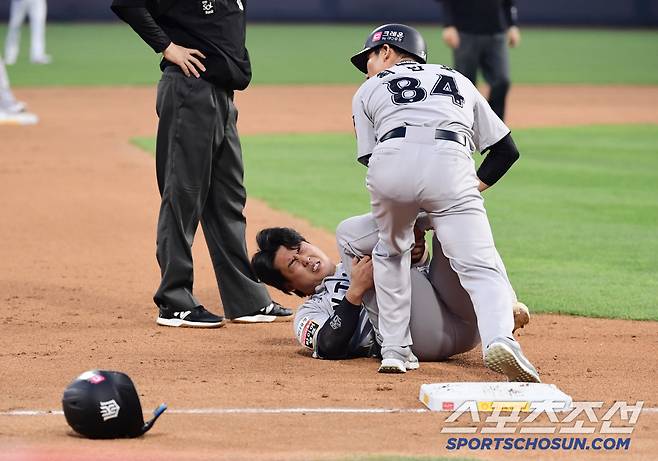 27일 수원 케이티위즈파크에서 열린 KBO리그 KT와 두산의 경기. 4회 1사 2, 3루. 김상수 직선타 때 3루 백업 도중 발목 부상을 당한 KT 강백호. 수원=송정헌 기자songs@sportschosun.com/2025.05.27/