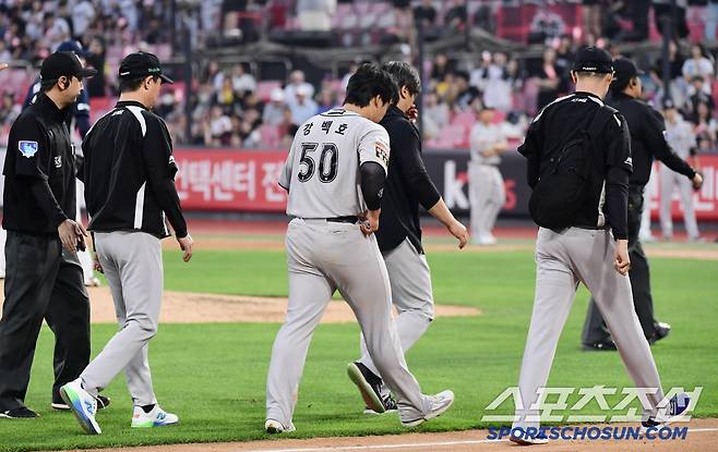 발목 부상으로 결국 교체되는 KT 강백호.