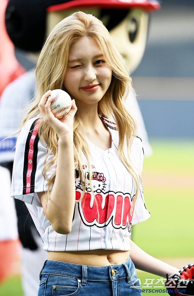 27일 잠실야구장에서 열린 한화와 LG의 경기, 걸그룹 아이브(IVE)의 멤버 가을이 시구를 하고 있다. 잠실=허상욱 기자wook@sportschosun.com/2025.05.27/