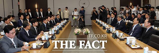 김문수 국민의힘 대선후보가 26일 경기도 평택시 고덕동 삼성전자 반도체 공장을 찾아 임원진들과의 간담회에서 모두발언을 하고 있다. /평택=남윤호 기자