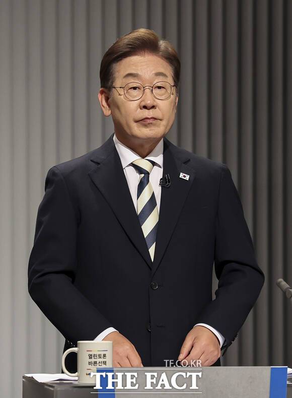 이재명 후보는 지난 23일 진행된 2차 토론에서 로버트 맥티어 전 댈러스 연방준비은행 총재와 루카스 자이제 금융저널리스트 등을 언급하며 호텔경제학에 대해 해명했다. /국회사진기자단