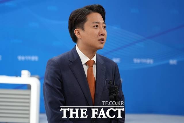 이준석 개혁신당 후보가 거북섬 웨이브파크와 같은 공실 문제 해결을 위해 신도시 상업용지 비율을 절반 이하로 줄이겠다는 공약을 내놨다. 이 후보가 26일 오전 서울 양천구 한국방송기자클럽에서 열린 한국방송기자클럽 초청 토론회에서 질문에 답변하고 있다. /개혁신당