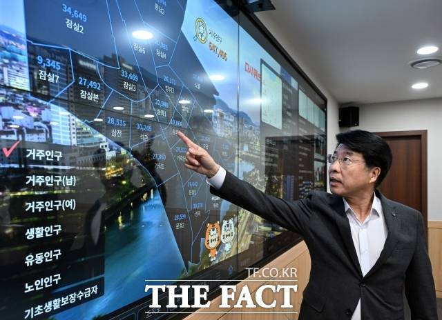 서강석 송파구청장이 19일 오후 서울 송파구청 집무실에서 <더팩트>와 인터뷰에서 송파구 거주인구에 대해 설명하고 있다. /이새롬 기자