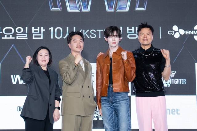 최정남 PD, 댄서 마이크 송, 그룹 제로베이스원(ZEROBASEONE) 성한빈, 가수 겸 프로듀서 박진영(왼쪽부터)이 27일 오전 10시 30분 서울 강남구 에스제이쿤스트할레에서 열린 '월드 오브 스트릿 우먼 파이터'(WSWF)' 제작발표회에서 포즈를 취하고 있다. /Mnet