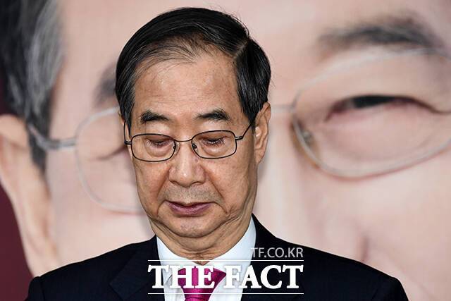 경찰청 국가수사본부 비상계엄 특별수사단(특수단)은 이달 중순께 한덕수 전 총리와 최상목 전 경제부총리에 대해 출국금지 조처했다고 27일 밝혔다. 이상민 전 행정안전부 장관도 지난해 12월 출국금지돼 연장됐다.사진은 한덕수 대통령선거 예비후보가 지난 11일 오전 서울 영등포구 맨하탄21빌딩에 마련된 선거 사무소에서 입장을 밝히고 있는 모습. /서예원 기자