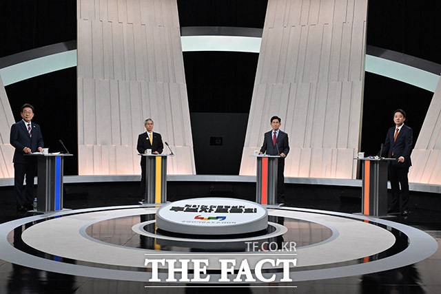 토론 이후 민주당과 민주노동당은 이준석 후보의 발언을 강도 높게 비판했다. 민주당 조승래 선대위 공보단장은 "결코 방송에서 입에 담을 수 없는 폭력적 표현으로 대선후보 TV토론을 기다려온 국민을 충격에 빠뜨렸다"며 "이준석 후보의 행태는 어떤 말로도 정당화될 수 없다. 토론을 빙자한 끔찍한 언어폭력에 책임져야 할 것"이라고 말했다. /국회사진기자단