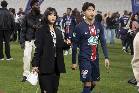 5월 25일 파리 생제르맹 우승 행사에 나란히 참석한 이강인과 박상효 씨.&nbsp;/게티이미지