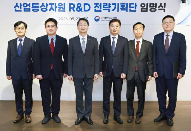 안덕근 산업통상자원부 장관(왼쪽 세 번째)이 27일 산업•에너지 R&D 투자와 혁신정책을 지원하는 전략기획단의 신임 김현석 단장(왼쪽 네 번째)을 비롯한 민간 전문가 4명에게 제6기 R&D전략기획단(OSP) 임명장을 수여한 후 기념촬영을 하고 있다.