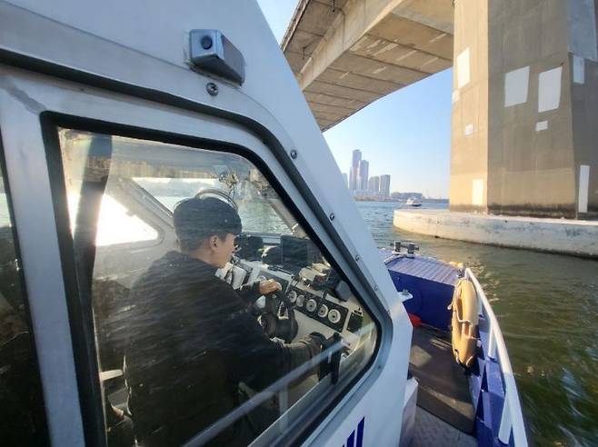 한강경찰대 진현호 경장이 한강 순찰을 돌고 있는 모습. 본인 제공