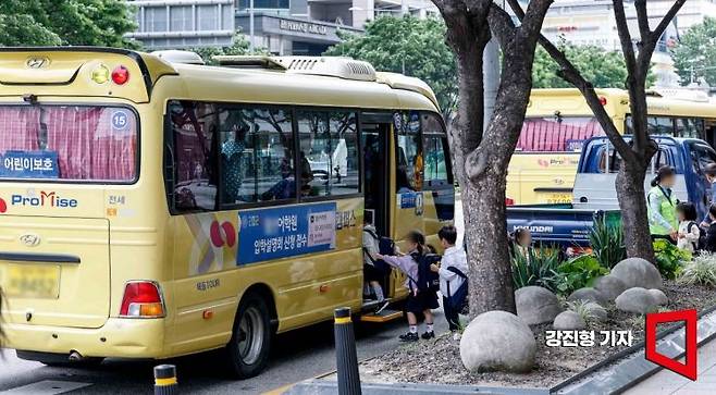 23일 서울 양천구 목동 학원가에서 영어유치원을 마친 어린이들이 하원 하고 있다. 강진형 기자
