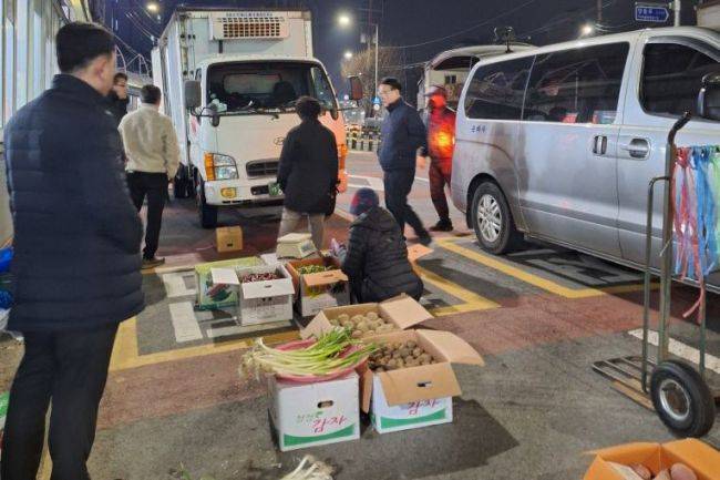 서구가 최근 서부경찰서와 함께 양동시장역 주변에 대한 불법 노점 행위를 단속했다. 서구 제공