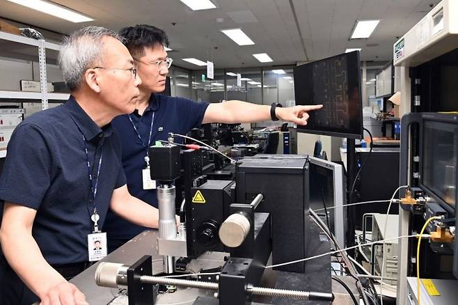 ETRI 연구진이 질화갈륨 MMIC의 회로 구조를 모니터로 확인·분석하고 있다. 한국전자통신연구원 제공