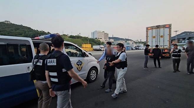 완도해경은 무사증 입국제도로 제주도에 들어와 다른 지역으로 무단이탈을 시도한 중국인 2명을 붙잡아 조사 중이다. 완도해경 제공