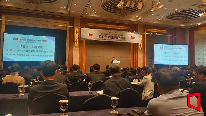 27일 서울 소공동 롯데호텔에서 '제57회 한일경제인회의'가 개회했다. 회의는 오는 28일까지 이어진다. 사진은 기조연설을 하고 있는 윤진식 한국무역협회 회장. 사진=김형민 기자