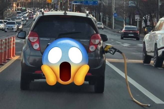 주유건을 꽂은 채 운행하고 있는 차량. /온라인 커뮤니티